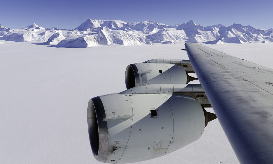 <p>Blick aus dem Flugzeug auf das Vinson-Massiv.</p>