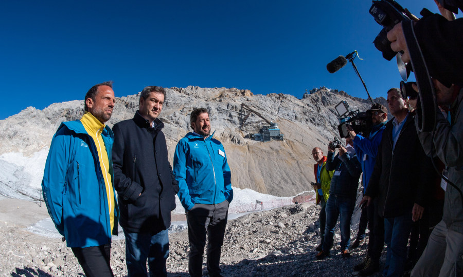 <p>An der Zugspitze: Thorsten Glauber (Freie Wähler), Staatsminister für Umwelt und Verbraucherschutz, Markus Söder, Ministerpräsident von Bayern, sowie Matthias Bernhard (r), Gletscherforscher (v. l.).</p>