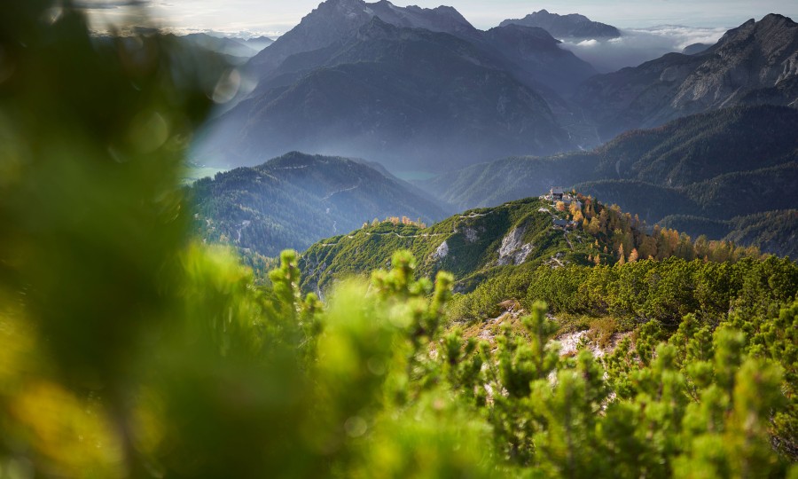 <p>Blick über die Peter-Wiechenthaler-Hütte in die Loferer und Leoganger Steinberge.</p>