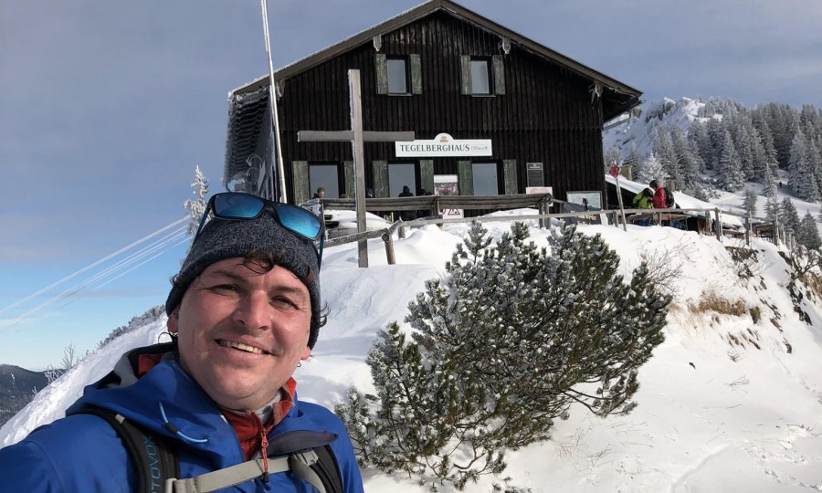 <p>Statt bei einer Skitour auf den Tegelberg die Seele baumeln zu lassen, hebt Thomas Harrer als ALPIN-Portalmanager ab.</p>