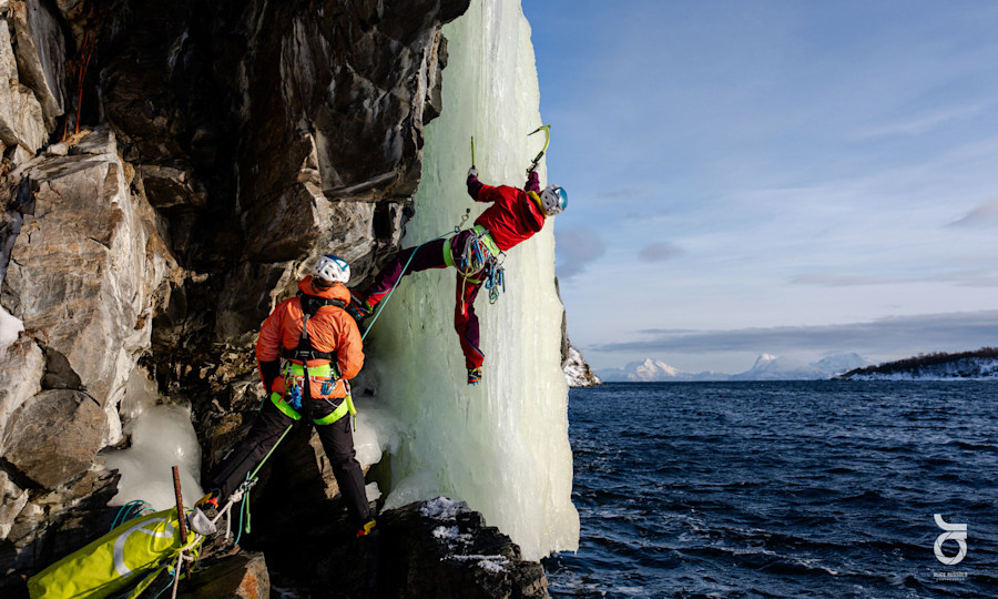 <p>Eisklettern direkt über dem Wasser.</p>