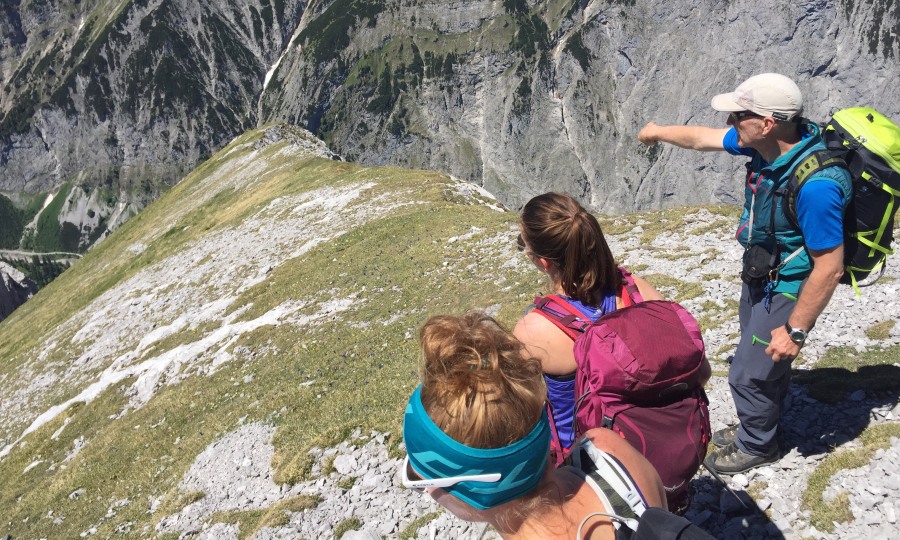 <p>Blick in den Abgrund: DAV-Bergführer Winni gibt nützliche Tipps. </p>