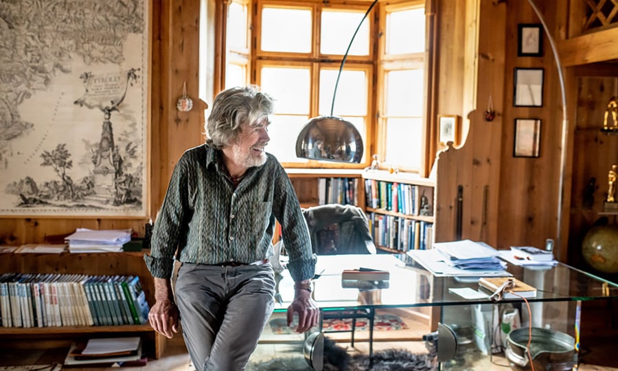 <p>An diesem Schreibtisch hat Messner seine zahlreichen Bücher geschrieben. "In den nächsten Jahren werden wohl noch ­einige dazukommen", kündigt der Südtiroler an.</p>