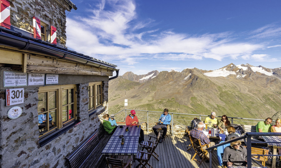 <p>Sonnige Terrasse: Im Hintergrund die Ötztaler Gipfel um die Seelenkögel.</p>