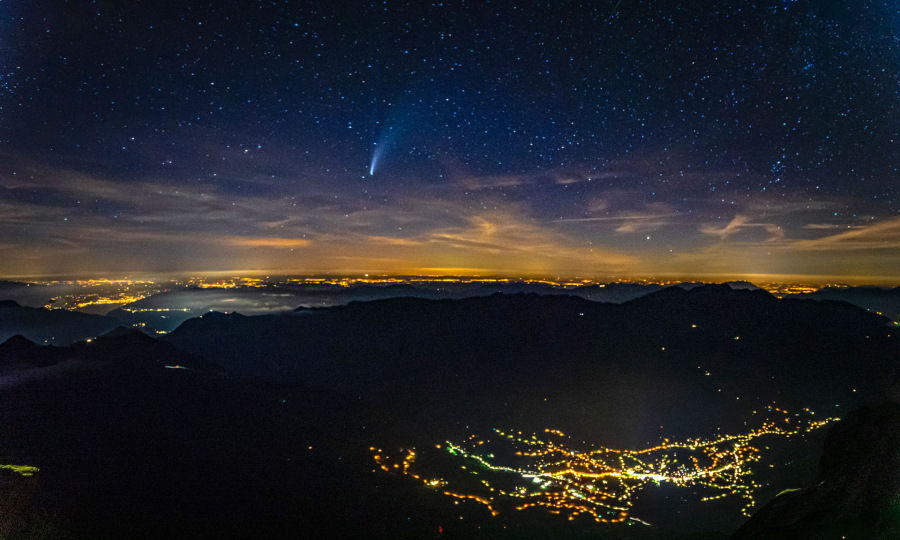 <p>Himmlische Reise: In der  Biwaknacht am Mittellegigrat zieht der Komet Neowise über den Nachthimmel.</p>