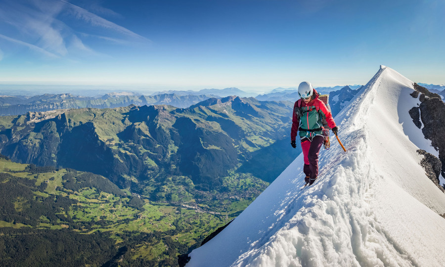 <p>Weltentrückt und doch so nah: am Gipfelgrat des Eiger mit Blick in den grünen Talgrund von Grindelwald.</p>