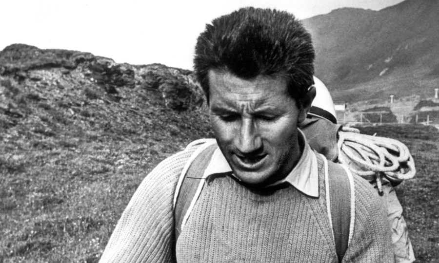<p>Der italienische Bergsteiger Walter Bonatti im Jahr 1963 nach seinem gescheiterten Versuch, die Eiger-Nordwand im Alleingang zu bezwingen.</p>