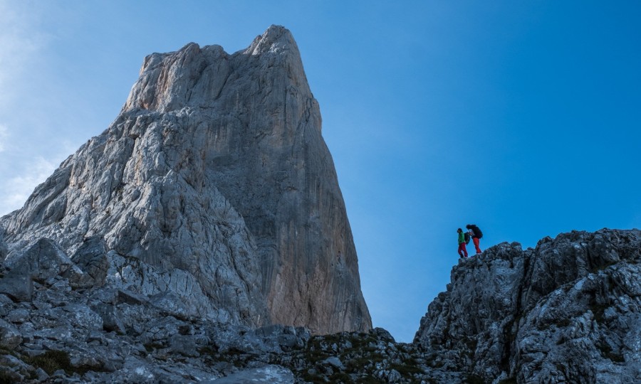 <p>Der Picu Uriellu ist der beherrschende Berg im Herzen der Picos de Europa. Das Refugio auf Fuß seiner mächtigen Westwand erreicht man von Sotres aus in einem drei Stunden langen Aufstieg durch eine beeindruckende Almen- und Felslandschaft.</p>