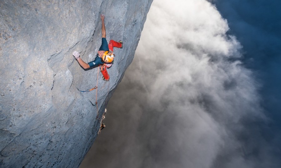 <p>Senkrechtstarter: Fabian Buhl klettert oberhalb des Orbayu, dem berüchtigten Küstennebel Asturiens.</p>