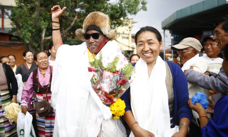 <p>Volksheld: Kami Rita lässt sich im Mai 2018 nach seinem 22. Gipfelerfolg am Everest feiern. </p>