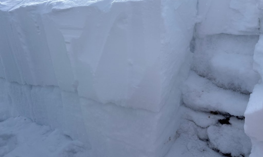 <p>Nordostseitig auf&nbsp;2000 Metern ging der ganze Block am Übergang von Trieb- zu Altschnee beim Tappen aus dem Handgelenk ab. In allen Expositionen Wumm-Geräusche. Foto&nbsp;aufgenommen&nbsp;am Mooserboden, 13 Januar 2026.</p>