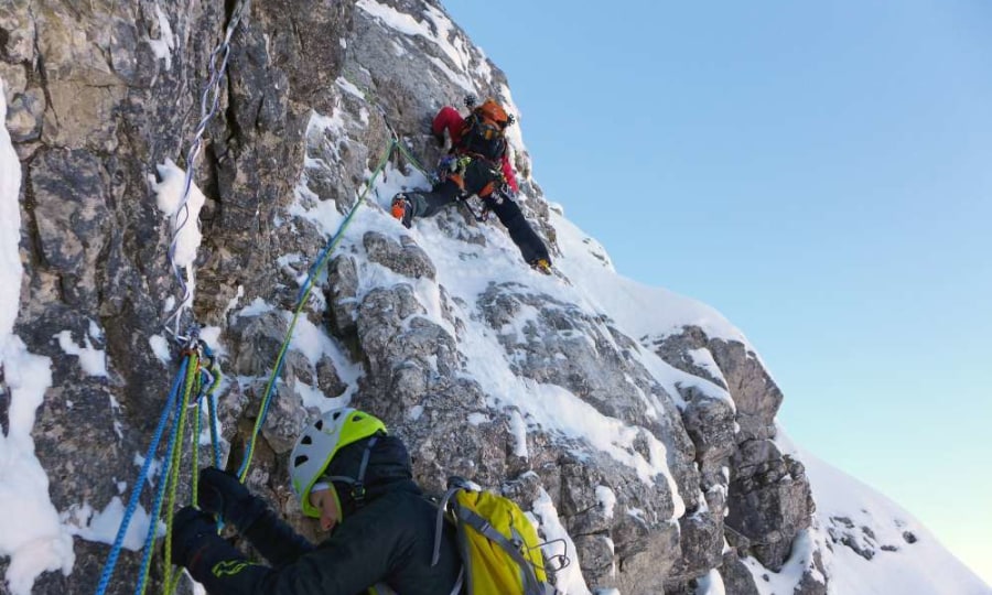 <p>Ohne Teamwork läuft nichts: Jungalpinisten beim Winterbergsteigen.</p>