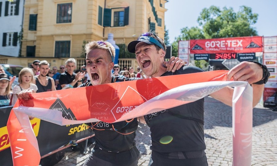 <p>Hannes Namberger (li.) und Markus Mingo als Sieger im Ziel des Transalpine Run 2018.</p>