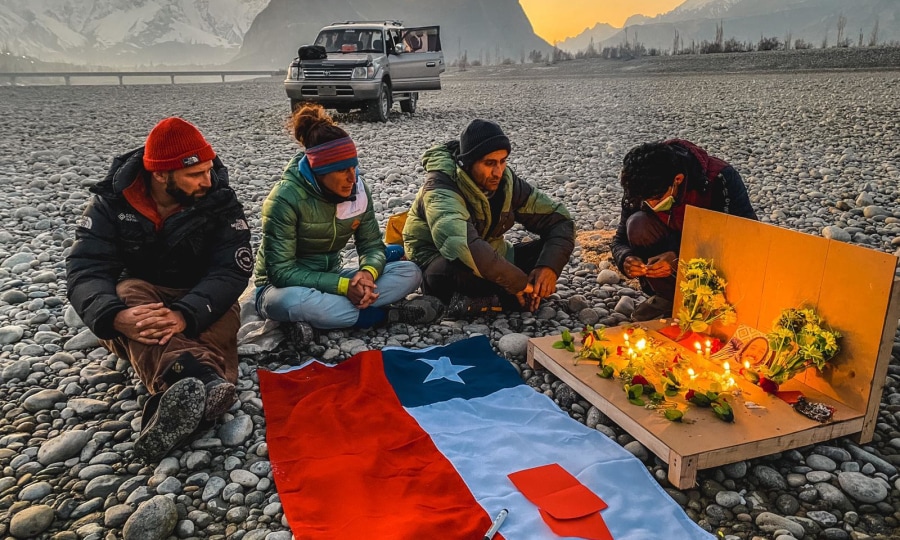 <p>Gedenken an den chilenischen Alpinisten Juan Pablo Mohr, der seit dem 05.02. am K2 vermisst wird.</p>