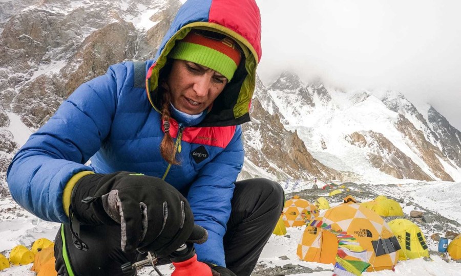 <p>Kampf mit dem Kocher: Tamara Lunger im Basislager des K2.</p>