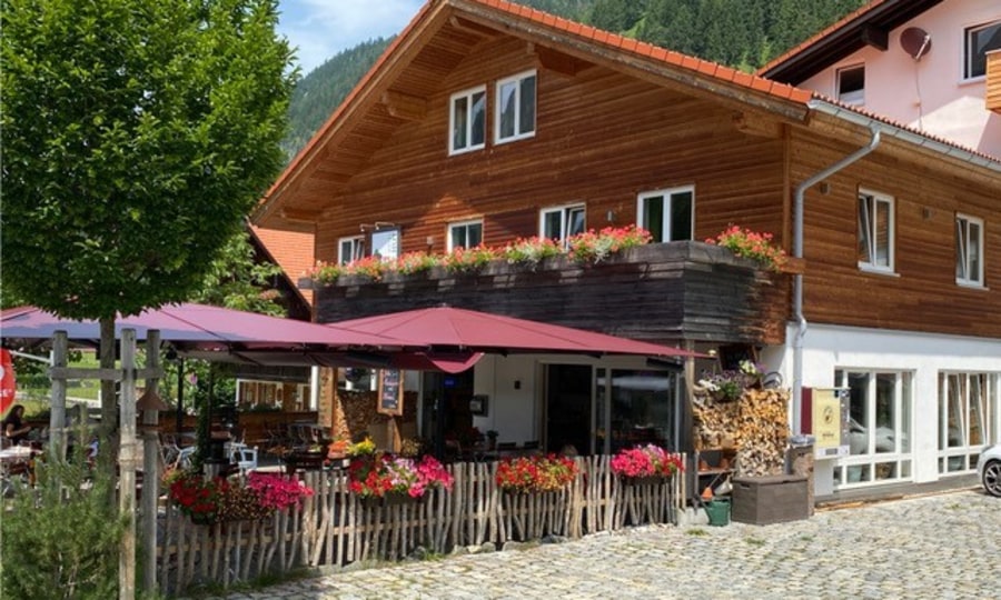 <p>Bergsteiger-Hotel "Grüner Hut": Schöne Sonnenterrasse im Sommer.</p>