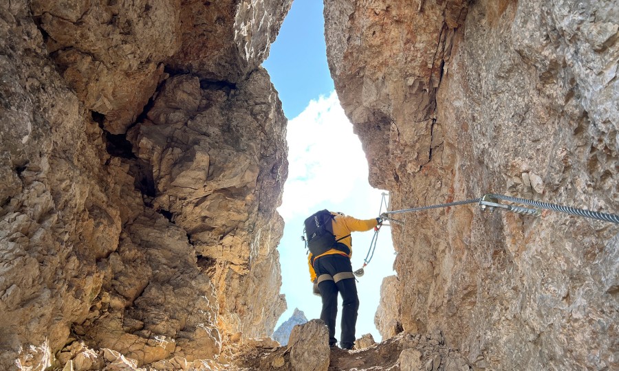 <p>Felsloch auf dem Klettersteig Piz da Peres.</p>