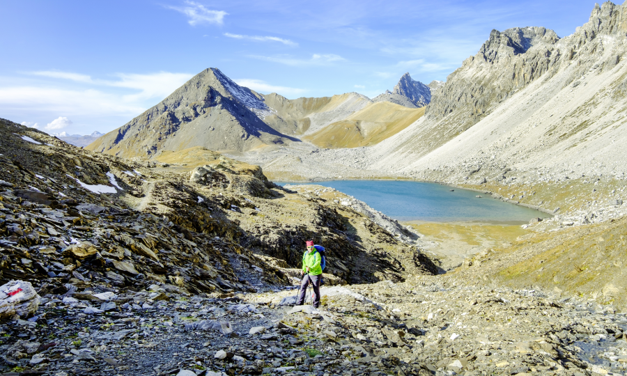 <p>Die Höhenterrasse der Laiets-Seen, im Hintergrund Elapass und Tinzenhorn.</p>