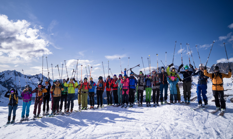 <p>Happy: Die Teilnehmer der ALPIN Tiefschneetage im Kühtal</p>