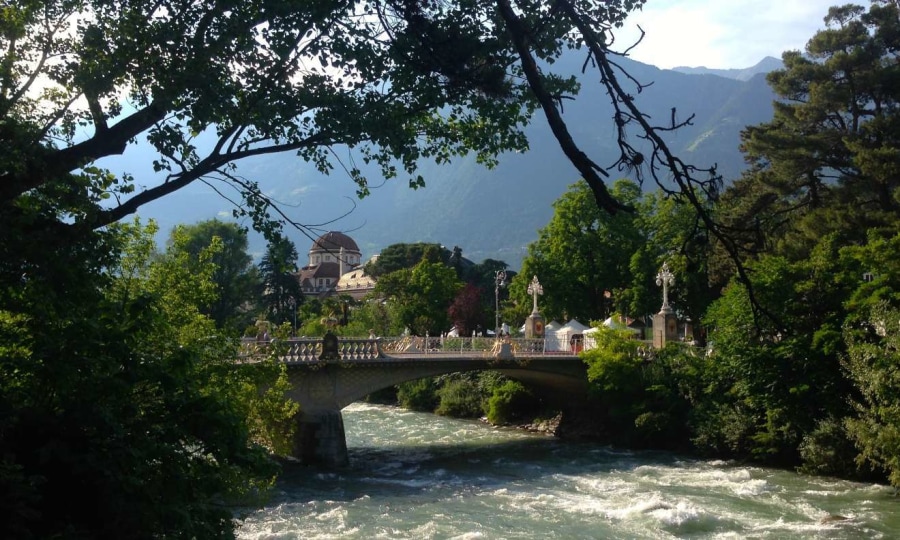 <p>Zwei Flüsse kommen in Meran zusammen: die Etsch und die Passer. Entlang der Flüsse gibt es zahlreiche Wege zum Promenieren. <strong>Südtirol  - Rund um Meran</strong></p>