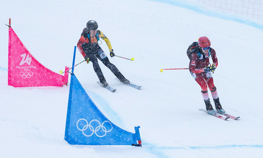 <p>Tatjana Paller (Deutschland) und Caroline Ulrich (Schweiz) bei der Abfahrt im Halbfinale des olympischen Wettbewerbs im Skibergsteigen</p>