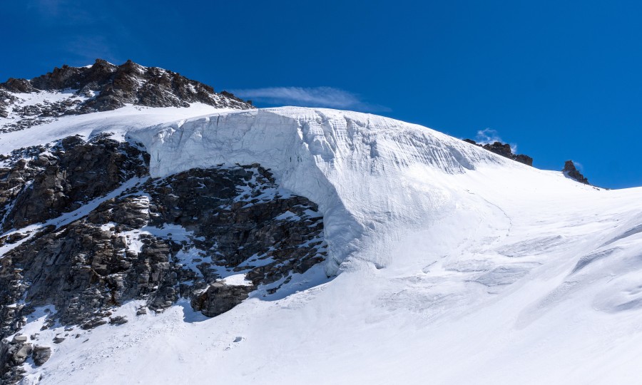 <p>Massive Gletscherkante aus Eis im Gipfelaufstieg zum Gran Paradiso.</p>