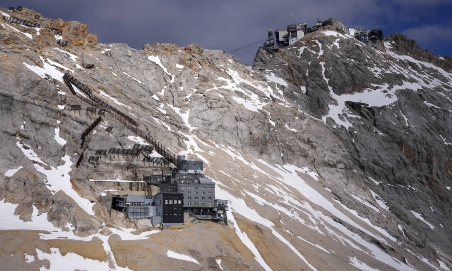 <p>Streitbare Ästhetik am Gipfel der (zugebauten) Zugspitze.</p>