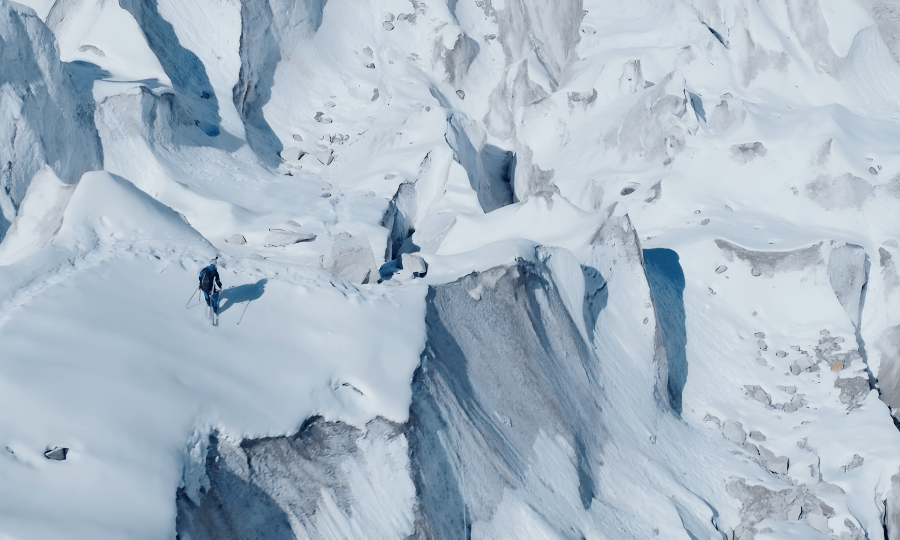 <p>Andrzej Bargiel am Everest: beeindruckendes Bild der Abfahrt.</p>