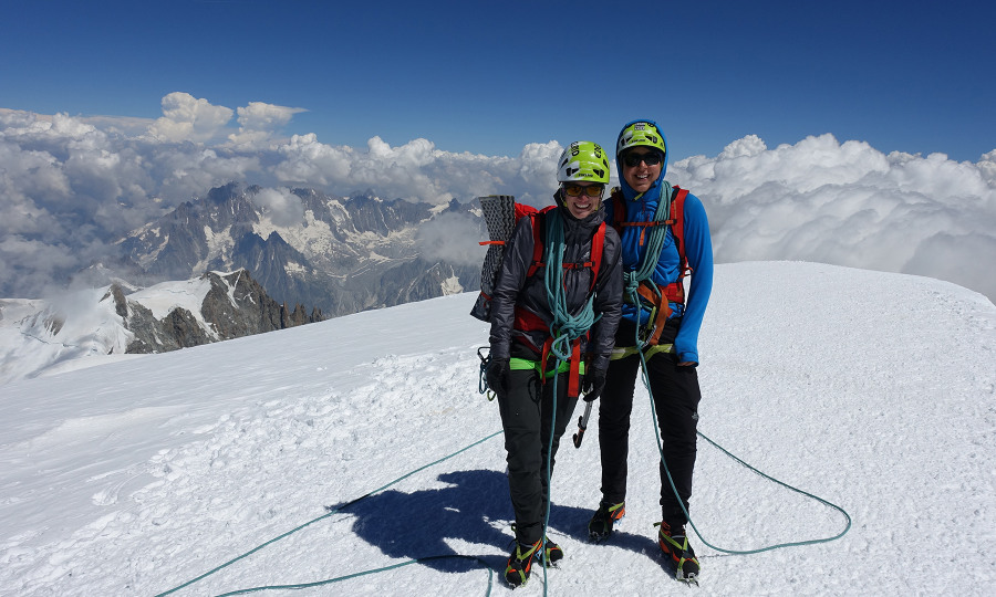 <p>Gemeinsam am Gipfel: Raphaela und Laura nach der erfolgreichen Begehung des Peutérey-Grats auf den Mont Blanc.</p>