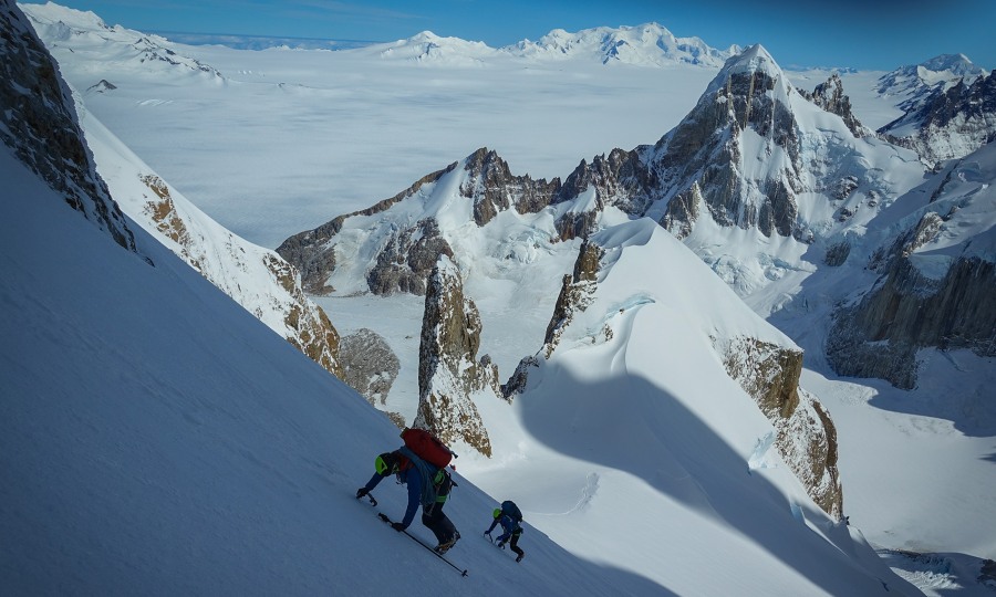 <p>Dass Raphaela die Entscheidung zwischen Alpen und Patagonien nicht leicht fällt, versteht, wer die Bilder ihrer letzten Expeditionen anschaut. Hier ist sie mit Laura Tiefenthaler im Zustieg zum Cerro Torre. Im Hintergrund: Das patagonische Inlandeis.</p>