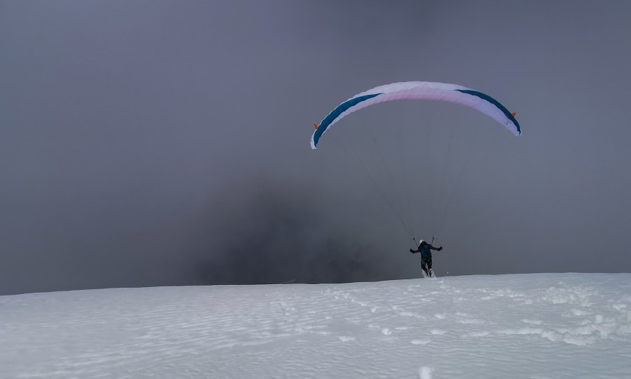 <p>"Für mich war der Gleitschirm immer mehr Traningsgerät, ich war nie die große Streckenfliegerin," sagt Raphaela über ihre Flug-Anfänge. Mittlerweile hat sie auch längere Etappen für sich entdeckt. Hier hebt sie gerade vom Mont Blanc (4.809 m) ab, auf dessen Gipfel sie 2020 gleich drei Mal stand.</p>