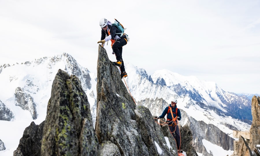 <p>Raphaela bei einer Tour im Chamonix-Gebiet . Im September 2023 hat sie ihre letzte Prüfung zur Bergführerin.</p>