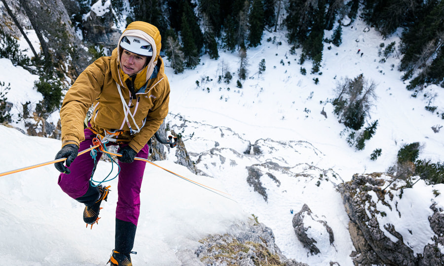 <p>Auch stark im Eis: Raphaela beim Abseilen nach einer Tour in den Dolomiten.</p>