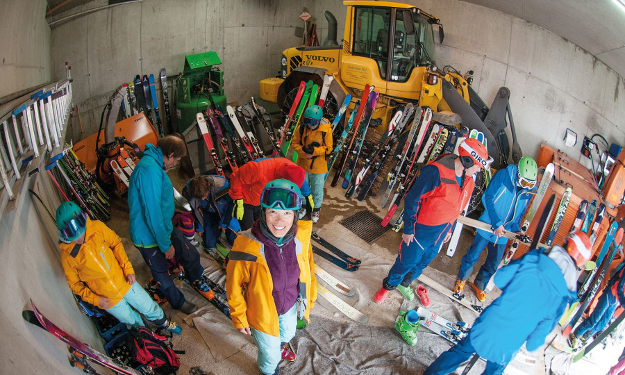 <p>Unsere "Skiwerkstatt" mit schwerem Gerät. Platz für 80 Paar Testski.</p>
