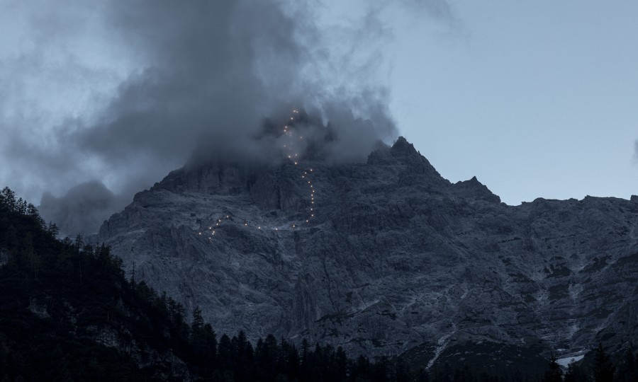 <p>Ein unmöglicher Berg? Die Dreischusterspitze mit illuminierter Route der Erstbegeher.</p>