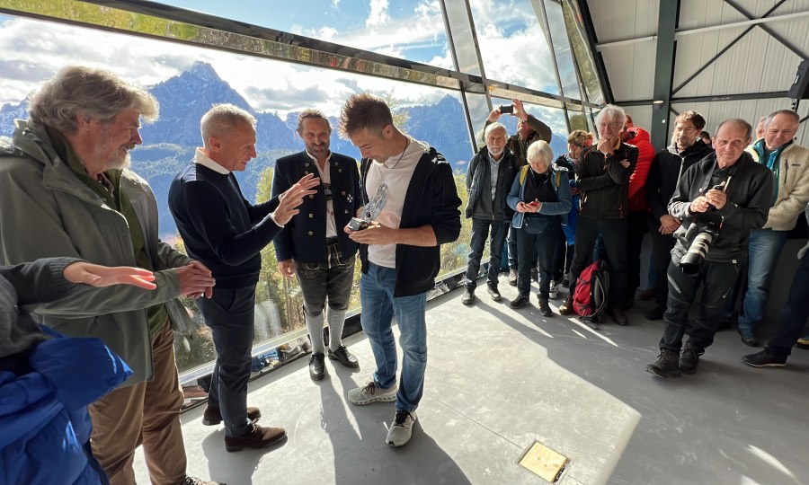 <p>Treffen der Legenden: Im Bild u.a. Reinhold Messner (li.), Alexander Huber (3. v. li.) und Preisträger Dani Arnold. </p>