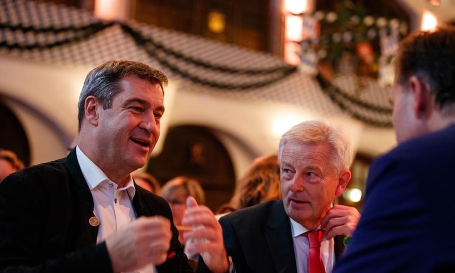 <p>Hoher Besuch: Ministerpräsident Markus Söder und DAV Präsident Josef Klenner bei der Jubiläums-Gala.</p>