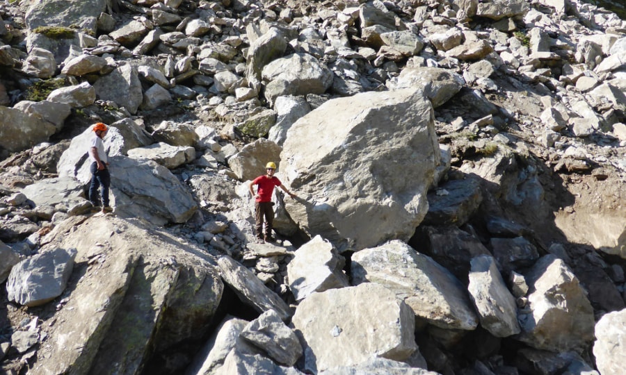 <p>Nach der Sicherheitssprengung nahe der Läntahütte in Graubünden: Der größte Felsblock, der durch den extra errichteten Schutzdamm aufgehalten wurde.</p>