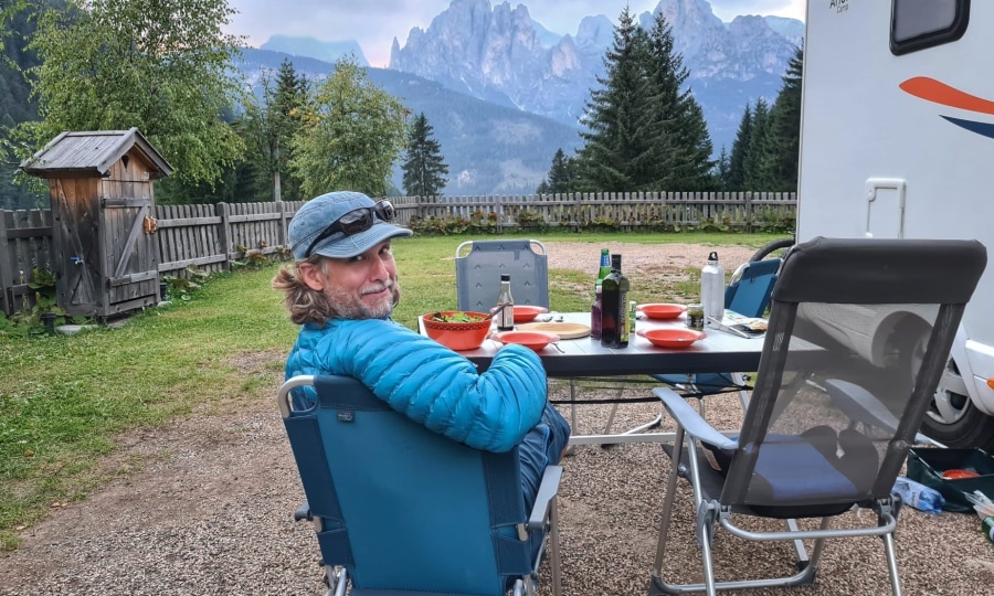 <p>ALPIN Portalmanager Holger Rupprecht beim Camping in den Dolomiten</p>