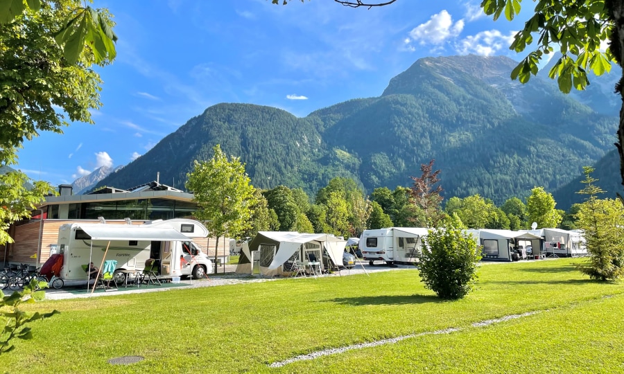 <p>Bergblick und Komfort: Camping Grubhof bei Lofer</p>