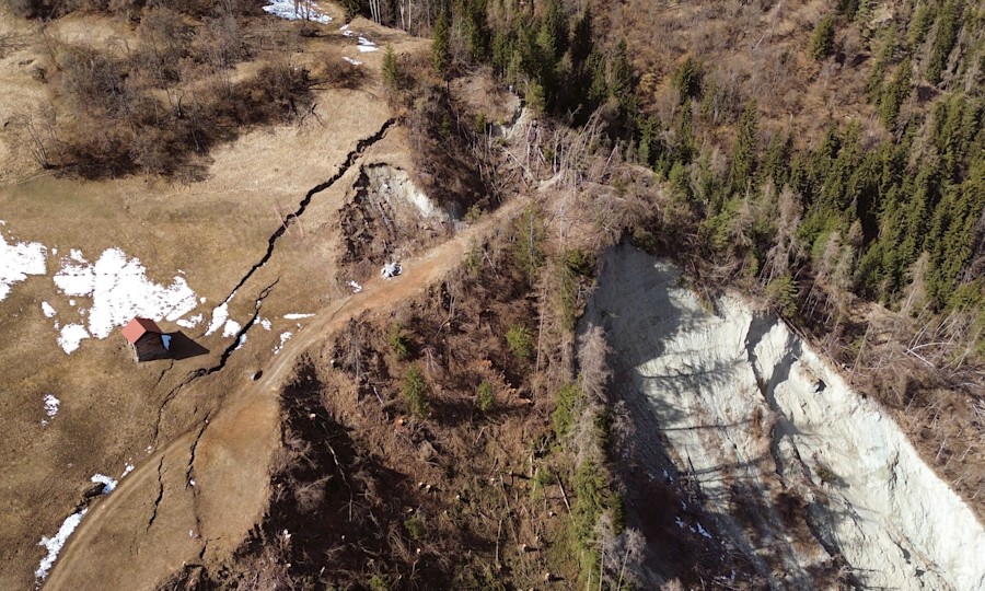 <p>Deutlich sichtbarer Erdspalt: Rechts im Bild der Hang</p>