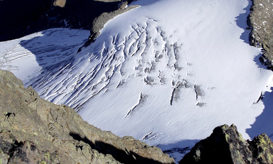 <p>Blick nach Osten: Der Rest des Flirscher Ferners fließt unter dem Gipfel.</p>