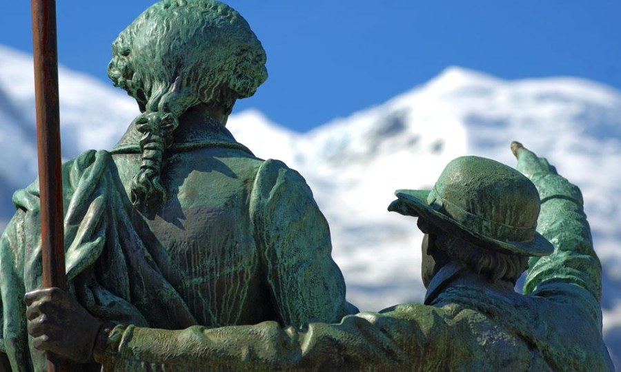 <!--[if IE]><![endif]--><!--[if IE 7]><![endif]--><p>Da geht's rauf: Denkmal für die Erstbesteiger vor dem Mont Blanc Massiv.</p>