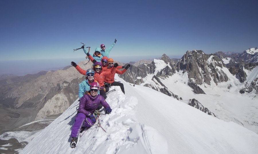 <p>Das Team auf dem Gipfel des Min Teke auf 5.400 m.ü.M.</p>
