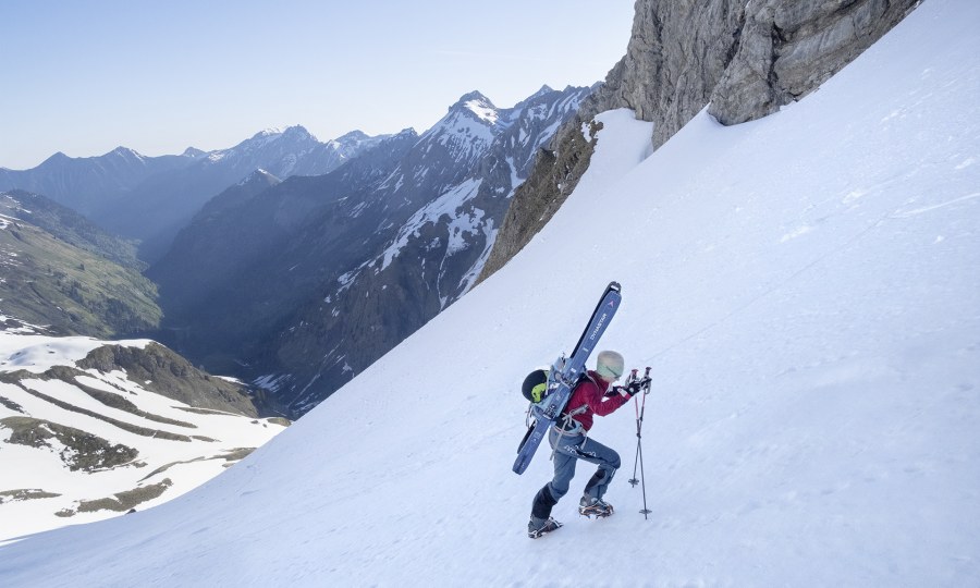 <p>Oft sicherer und auch schneller: Ski auf den Rucksack und mit Steigeisen aufsteigen.</p>