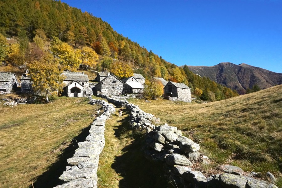 Wanderung von der Alpe Nimi ins Maggiatal im Tessin