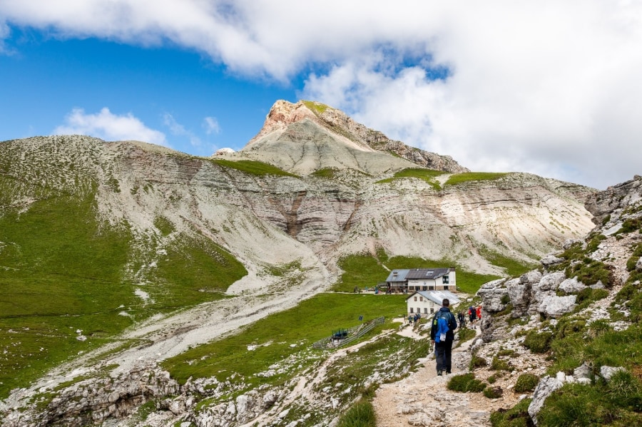 Wanderung via Sass Ciampac zur Puezhütte in den Dolomiten