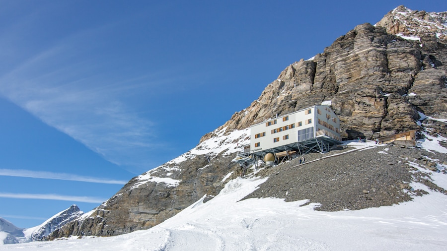 Schweiz: Die Mönchsjochhütte, 3656 m